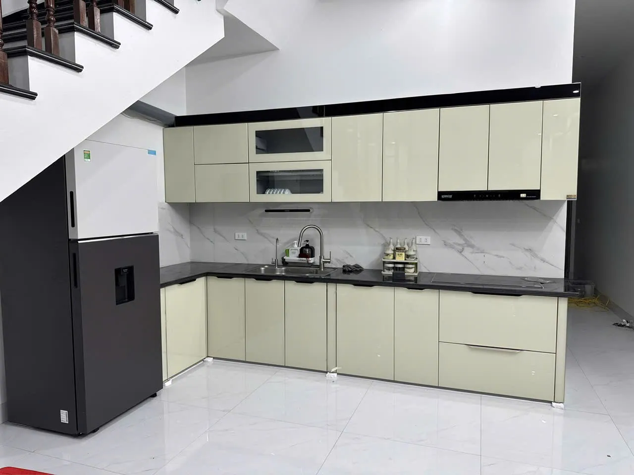 Hình ảnh Tủ bếp inox 304 kết hợp cánh kính cường lực cho bếp đã xây bàn bệ bê tông