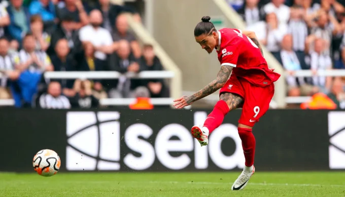 img-Liverpool thắng ngược Newcastle dù chơi thiếu người